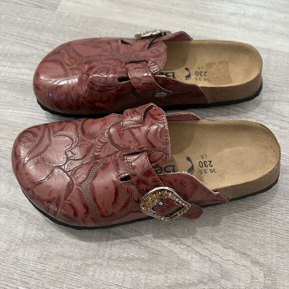 Women's Red Embossed Sandals - Picture 2 of 5